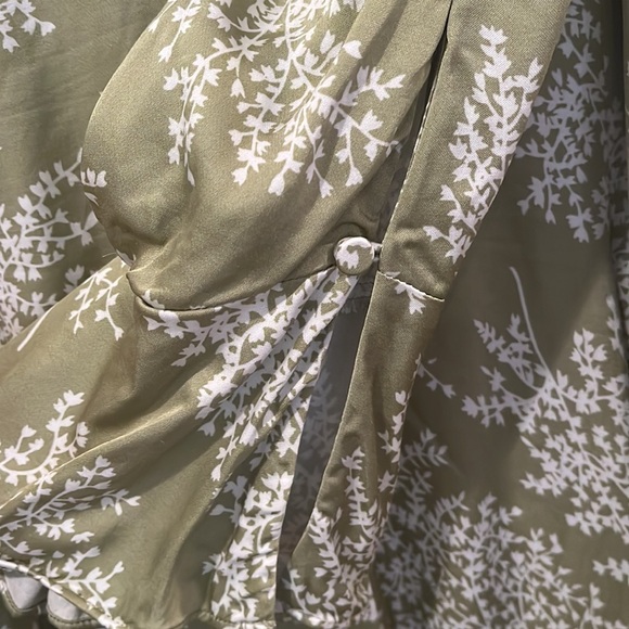 Green Floral Women's Dress - Picture 3 of 9